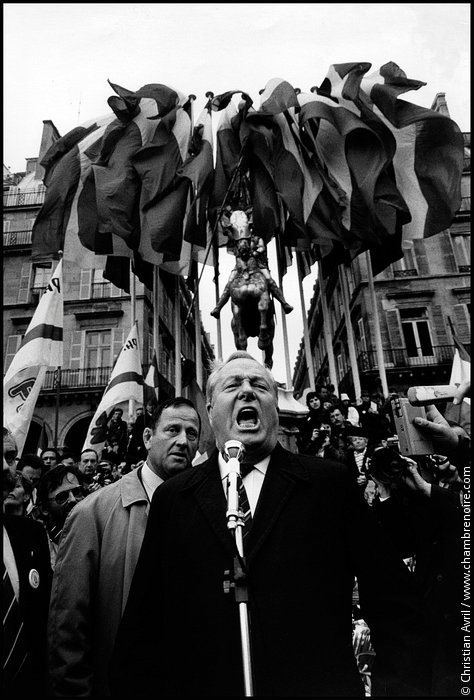 Discours de Jean Marie Le Pen le 12 mai 1985 pour la fête de Jeanne d'Arc devant statue équestre celle-ci située place des Pyramides, dans le 1 arrondissement de Paris