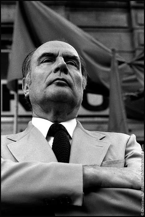 François Mitterrand, premier secrétaire du PS lors d'un rassemblement de soutien à la radio libre "Radio riposte" à Paris le 3 juillet 1979.