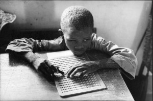 Enfant lisant en Braille