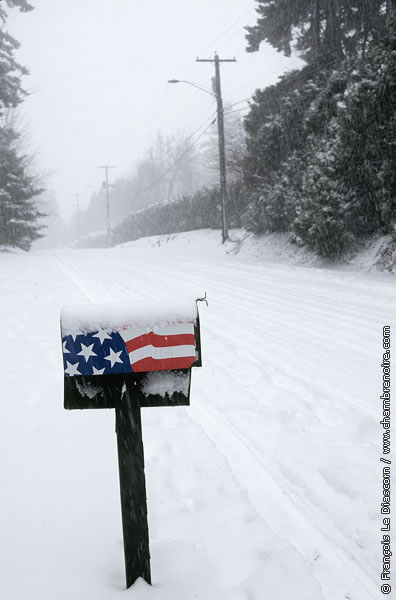 Boîte postale avec drapeau americain sous la neige