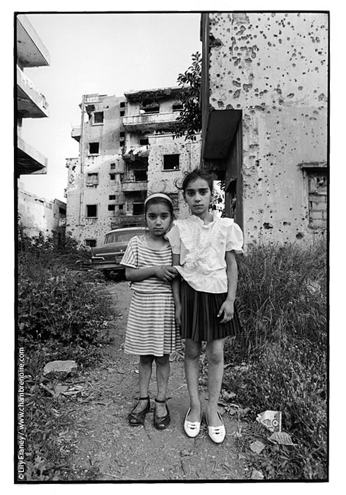 Petites filles dans les ruines de la guerre