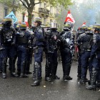 Gendarmes mobiles avec des boucliers anti-émeutes
