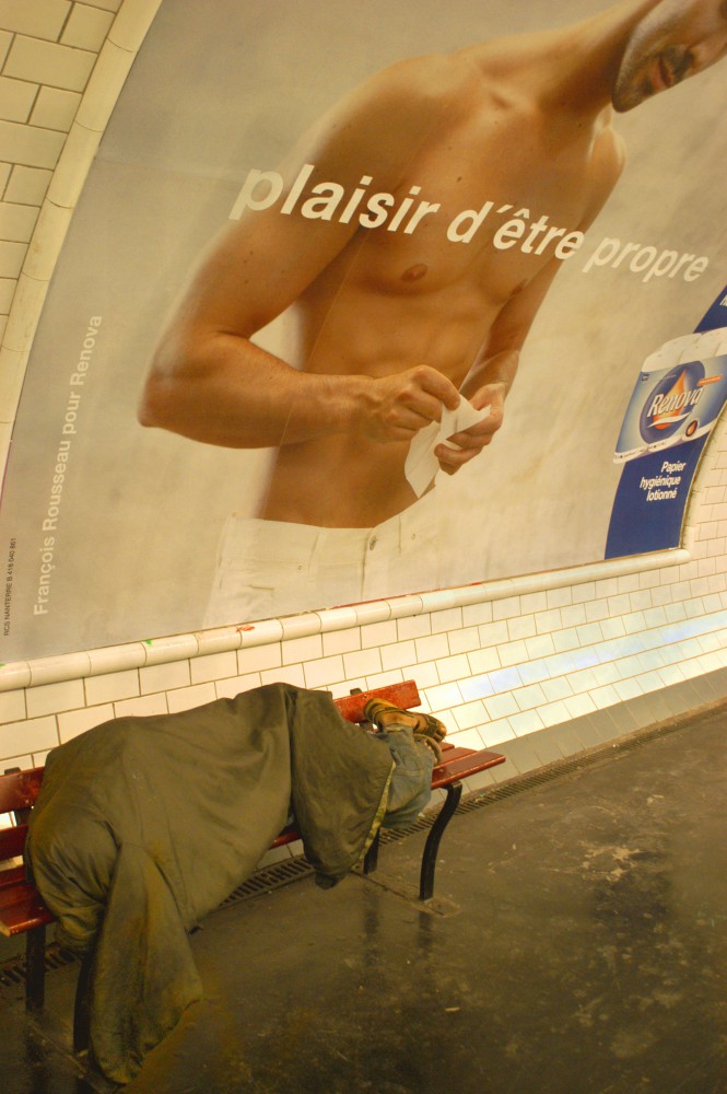 SDF dans le métro parisien