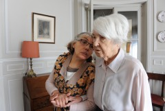 Khemissa, aide à domicile, dans le cadre de son travail auprès d'une personne âgée
