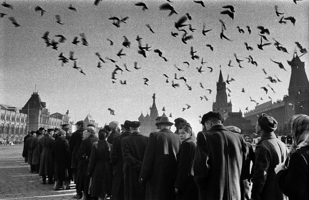 octobre 1957. Moscou. grande file d'attente devant le mausolée de Lénine et Staline