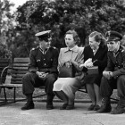 Dans un parc, des soldats draguent.