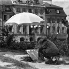 1955-57. Varsovie. Place du Palais Royal, peintre au travail