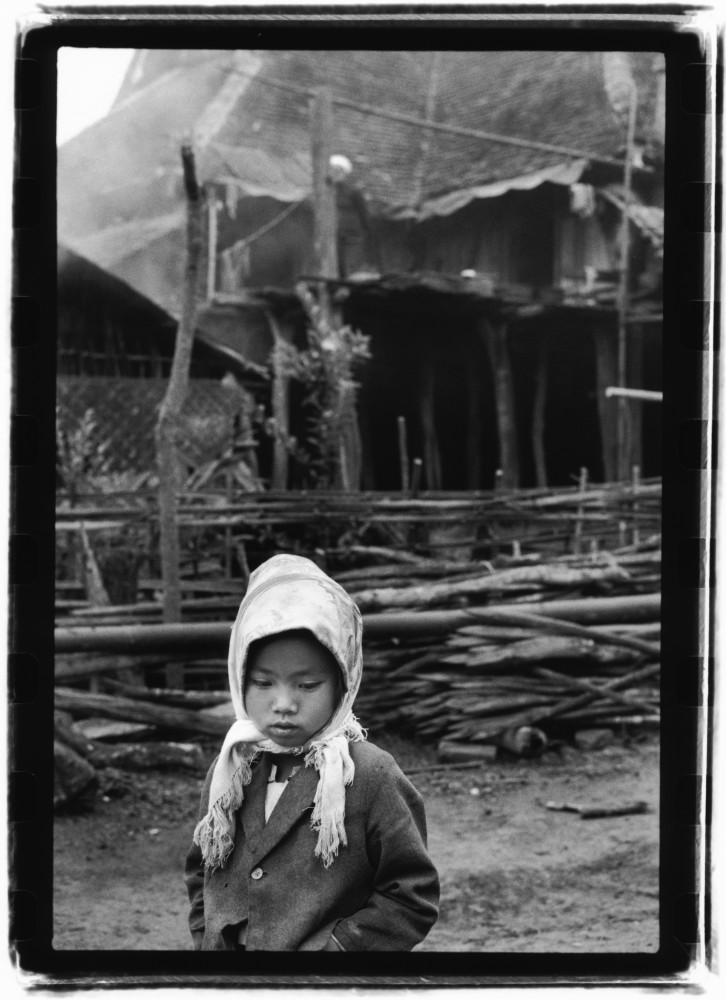 Petite fille dans un village Daï dans les environs de Jinghong dans la province du Xishuangbanna en novembre 1990, Chine