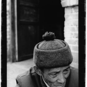 Vieil homme dans un village dans les environs de Jinghong dans la province du Xishuangbanna en novembre 1990, Chine