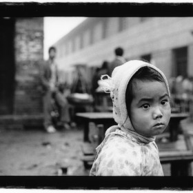 Petite fille près d'une gargote dans les environs de Mohei dans la province du Xishuangbanna en novembre 1990, Chine