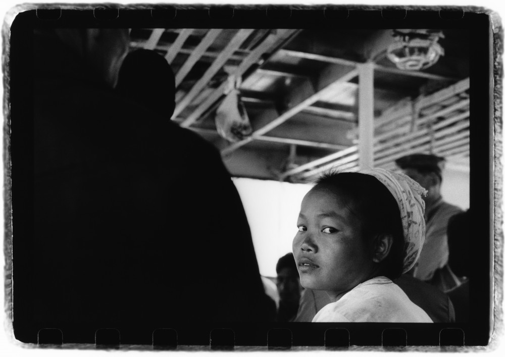 Jeune femme à bord d'un bateau remontant le fleuve Mekong dans la province du Xishuangbanna en novembre 1990, Chine